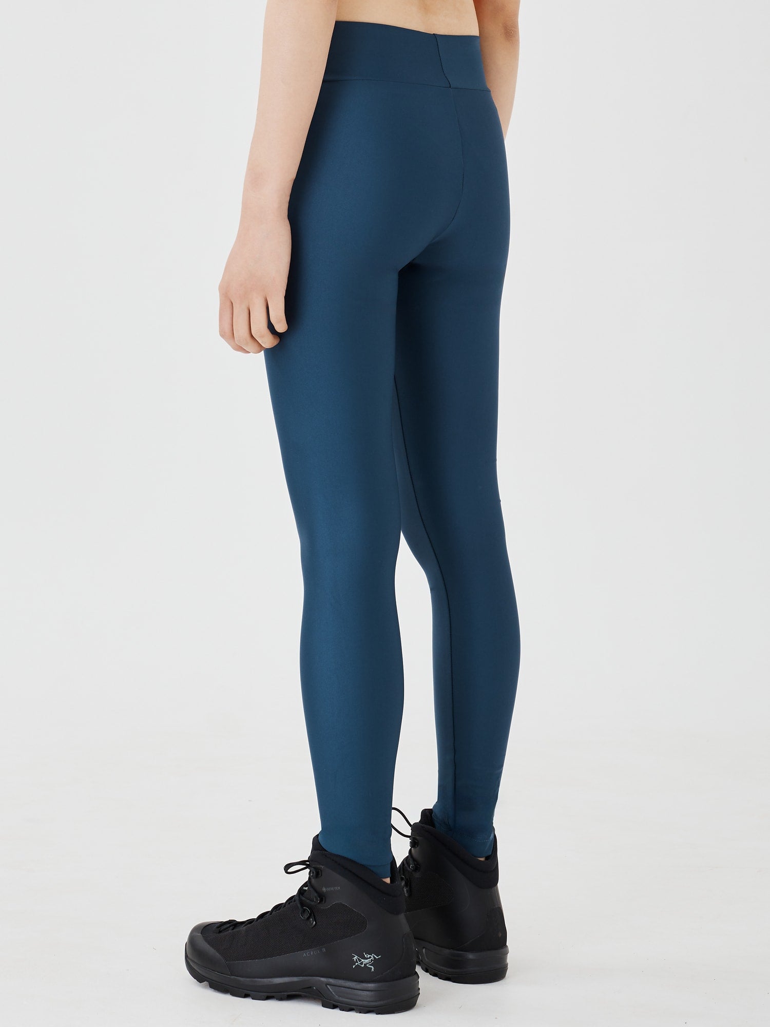 Close-up back view of blue performance leggings by Šumska, highlighting the supportive fit and high-performance fabric.