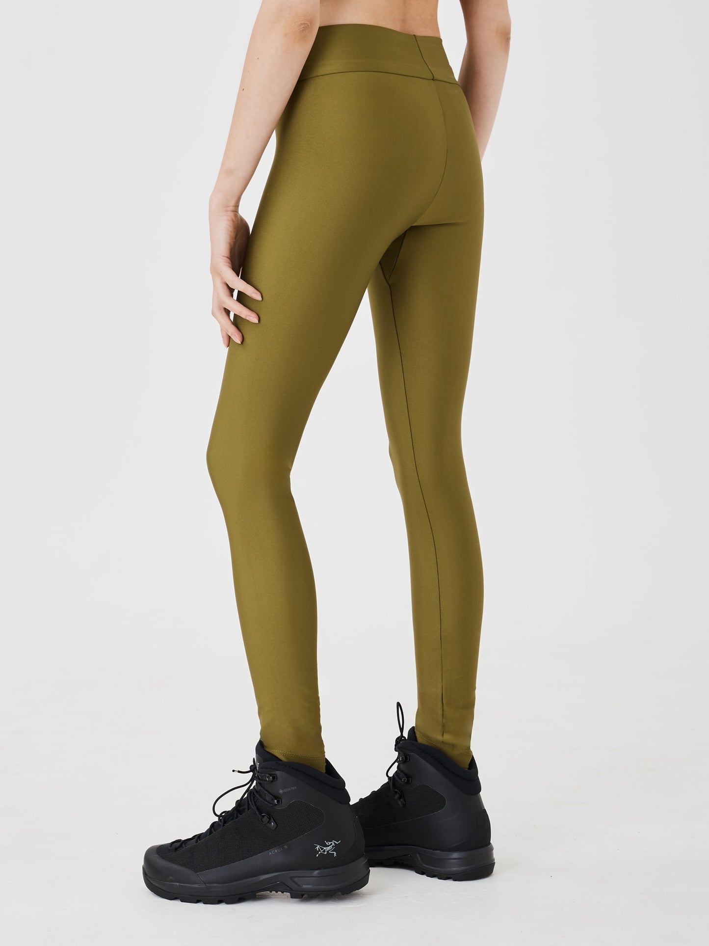 Close-up back view of olive green performance leggings by Šumska, highlighting the supportive fit and seamless design.